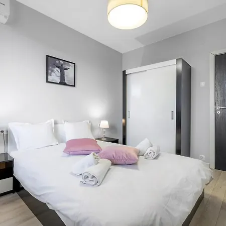 Center 2br W/ Free Parking & Terrace