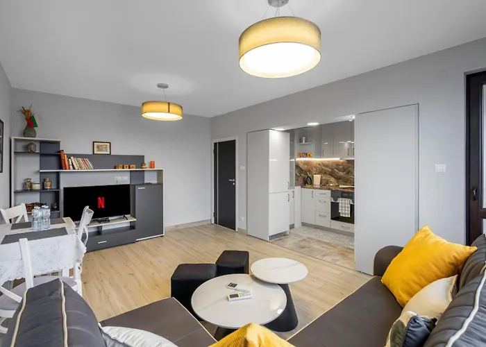 Center 2br W/ Free Parking & Terrace アパート *