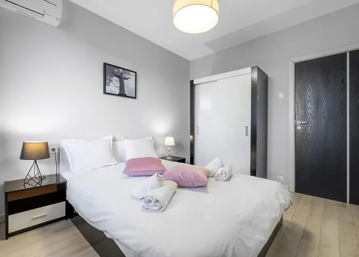 Center 2br W/ Free Parking & Terrace