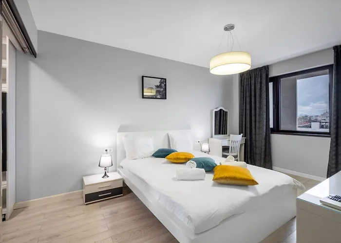 Center 2br W/ Free Parking & Terrace *