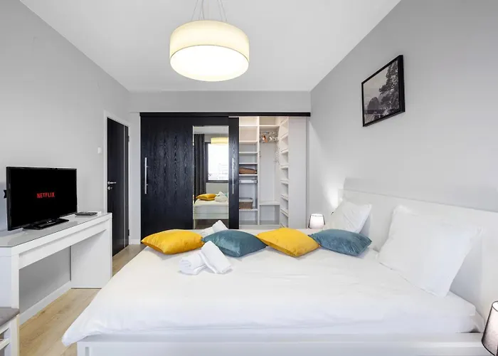 Center 2br W/ Free Parking & Terrace *