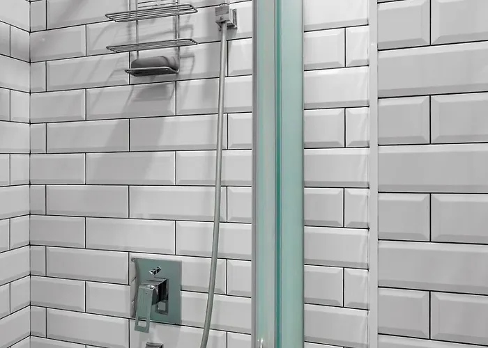 Center 2br W/ Free Parking & Terrace アパート