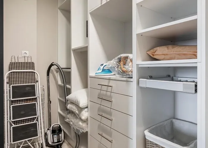 Center 2br W/ Free Parking & Terrace